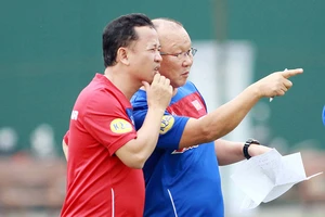 HLV Park Hang-seo, trợ lý ngôn ngữ và… bầu Đức