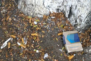 Vứt tàn thuốc lung tung, bị chủ tịch phường phạt tiền