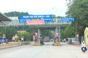 Không cưỡng chế dán thẻ thu phí không dừng đối với ô tô