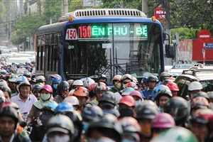 Có nên dành làn ưu tiên cho xe buýt?