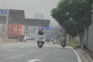 Làm xiếc trên xa lộ Hà Nội