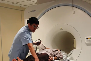 Xếp hàng tầm soát ung thư giá 24 triệu đồng