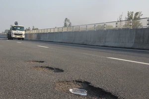 Dừng thu phí cao tốc 35.000 tỉ để sửa chữa
