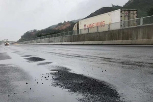 Chắc phải làm mái che cho đường cao tốc!?