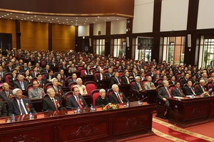 Trên nghiêm, dưới đâu dám ‘một tay che cả bầu trời’