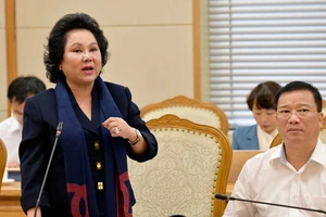 Cục trưởng ra ‘giấy phép’ con, cả ngành thực phẩm náo loạn!