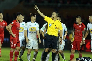 Bóng đá chuyên nghiệp kiểu Việt Nam