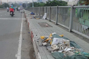 Rác trải dài trên cầu Tân Thuận