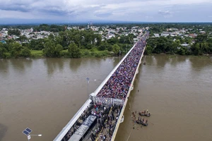 Ông Trump đối mặt đoàn người di cư khổng lồ