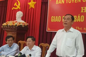 Vụ đổi 100USD: Cần hủy việc xử phạt, trả lại 20 viên kim cương