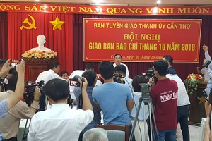 Họp báo vụ đổi 100USD: Hàng chục câu hỏi chưa được trả lời