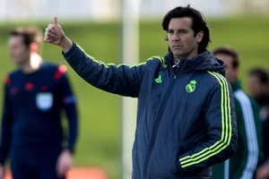 HLV Santiago Solari trước những cái bóng lớn ở Real Madrid