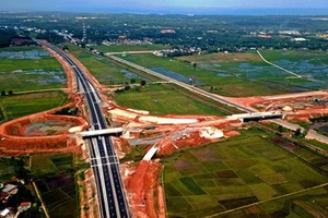 Vòng xoay cao tốc 34.500 tỉ sụt lún quá mức