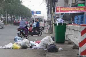 Rác tràn xuống đường