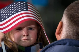 Hết thời đến Mỹ sinh con