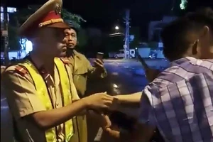 Thiếu úy CSGT tự té, không bị đánh