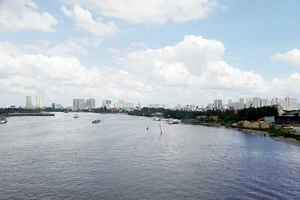 Hàng trăm dự án đang ‘băm’ bờ sông Sài Gòn