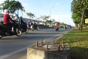‘Bàn chông’ trên xa lộ Hà Nội