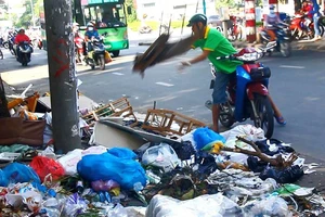 Ném phịch bịch rác, bị xử phạt 4 triệu đồng