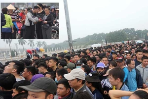 Dòng người đội mưa và niềm tin trở lại