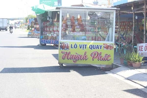 Quốc lộ 60: Vô tư buôn bán dưới lòng đường