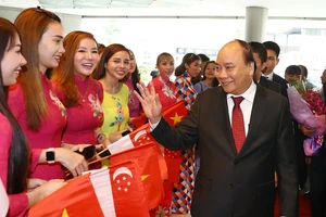 Thủ tướng đến Singapore dự Hội nghị cấp cao ASEAN