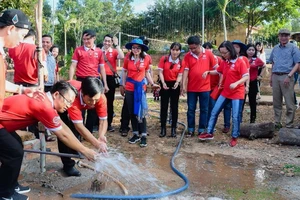 Cựu SV ĐH Luật tặng ‘Mùa đông không lạnh’ cho trẻ nhỏ vùng cao