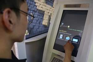 Tiền thật theo tiền ảo ‘chạy’ ra nước ngoài