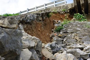 Cầu Hàm Rồng sạt lở, uy hiếp an toàn đường sắt