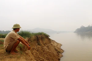 Dân thức trắng đêm đuổi thuyền hút cát