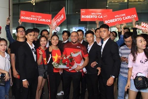 Cựu hậu vệ Brazil, Roberto Carlos đưa đội Việt Nam lên mây
