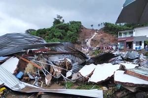 Mưa gây sạt lở kinh hoàng ở Nha Trang làm 13 người chết