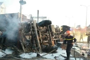 Xe bồn tạo biển lửa cháy cả dãy nhà