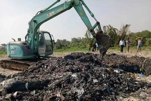 Rác thải san lấp ‘chui’ nồng nặc mùi hôi