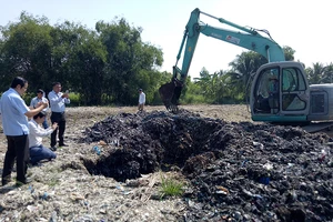 Xử hình sự vụ chôn rác thải: Chờ kết quả xét nghiệm