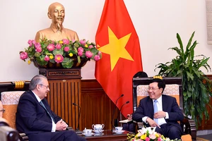 Phó Thủ tướng Phạm Bình Minh tiếp chủ tịch Nhóm Tầm nhìn APEC