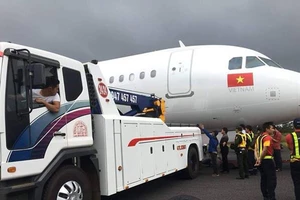 Sự cố máy bay rớt bánh: Thu bằng phi công có đúng luật?