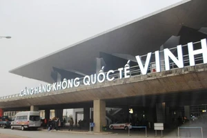 ‘Cầm nhầm’ điện thoại của khách lên máy bay bị bắt tận tay