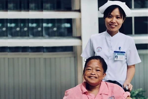 Điều dưỡng hát tiếp sức cho cô gái mù suy thận