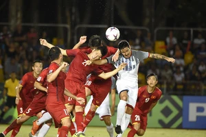 Việt Nam-Philippines: Thầy trò ông Park đừng cầu hòa!