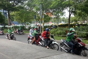 GrabBike dùng chiêu độc 'chặt chém' khách ở Tân Sơn Nhất