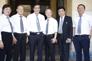 Thấy gì từ chuyện áo quần của luật sư tại phiên xử Vũ 'nhôm'?