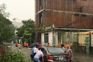 Trận mưa lịch sử nhấn chìm TP Đà Nẵng