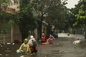 Mưa lũ làm 6 người chết, hàng ngàn ngôi nhà bị chìm