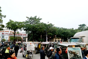 Đám đông tiếp tục gây sức ép với VFF