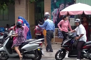 Thầy hiệu trưởng suốt 7 năm đứng đón học sinh