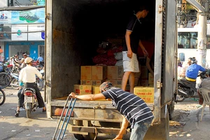 Giá xăng giảm mạnh, sao cước taxi, vận tải… không giảm?