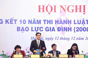 Bạo lực gia đình: Vợ lột đồ chồng vì quá uất ức! 