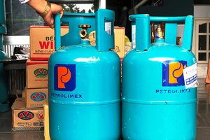 Chiêu lừa lạ: Yêu cầu mang bình gas lên chung cư