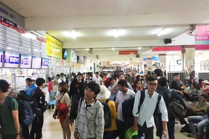 TP.HCM: Vé tàu Tết đã khan, vé xe vẫn chưa bán